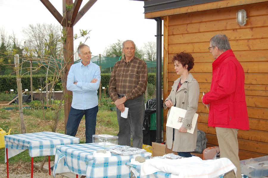 La consegna del contributo del ristorante